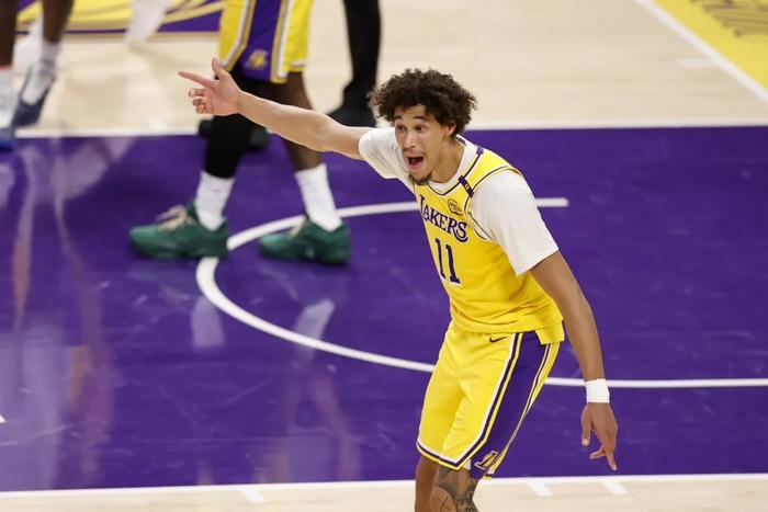 包含集结日洛杉矶湖人备战NBA季后赛，迎来里程碑细节流出，底气十足，赛程密集仍需轮换的词条
