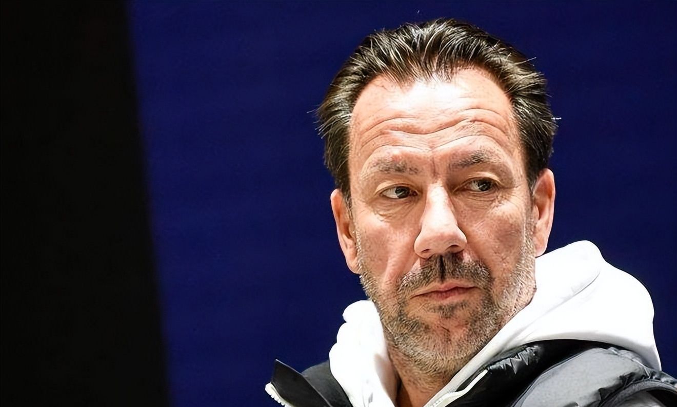 冲刺阶段荷甲传出新动向；芝加哥公牛官宣签约；管理层表态——态度坚定；高层口径保持一致的简单介绍